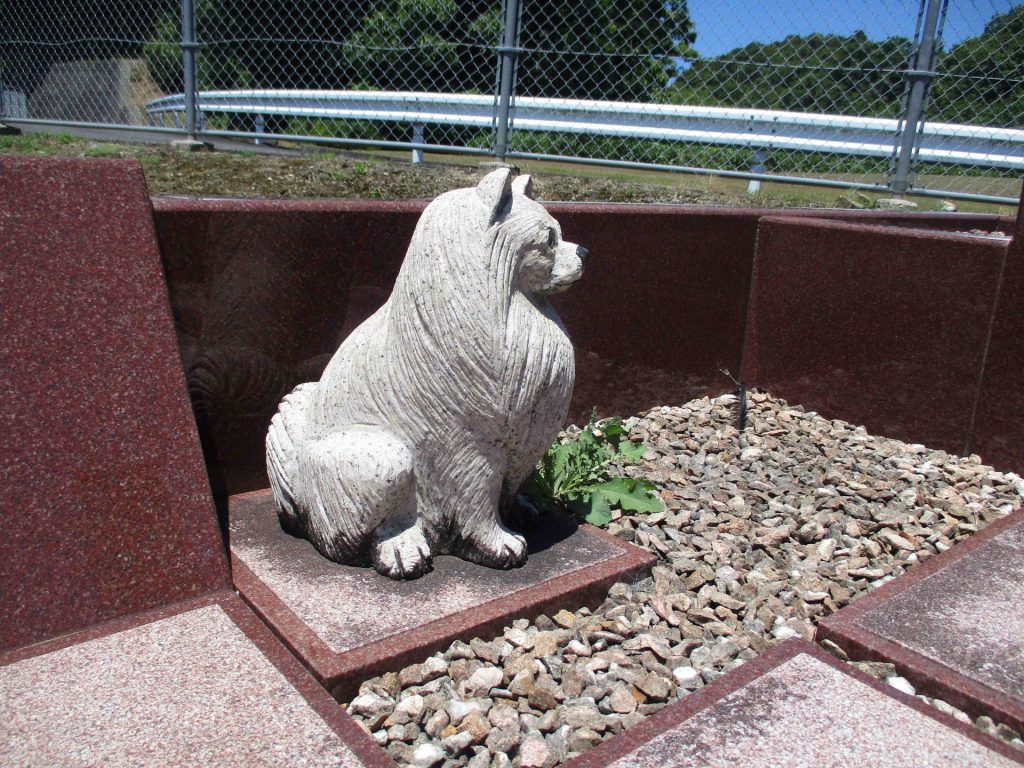 生前の姿をかたどった犬の彫刻